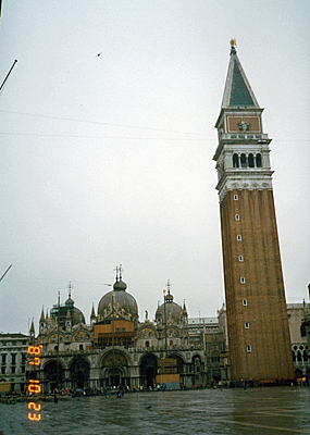 サン・マルコの鐘楼とサン・マルコ寺院