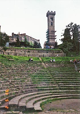 テアトロ・ロマーノ（円形劇場）　Teatro Romano